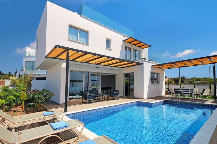 Villa for 8 people, with Balcony/Terrace and Balcony as well as Terrace and Pool in Cyprus