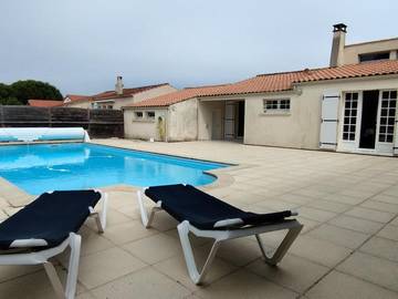Gîte pour 8 personnes, avec jardin ainsi que piscine et terrasse dans Plage Domino