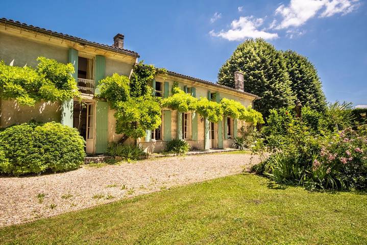 Location de vacances pour 12 personnes, avec Balcon et Terrasse ainsi que Jardin et Piscine à Lussac