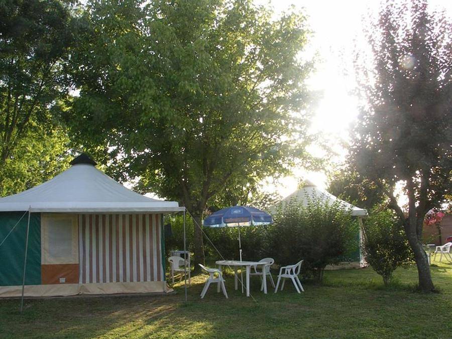 Camping La Sole - Bungalow toilé 5 personnes - Sans sanitaire in Puybrun, Lot