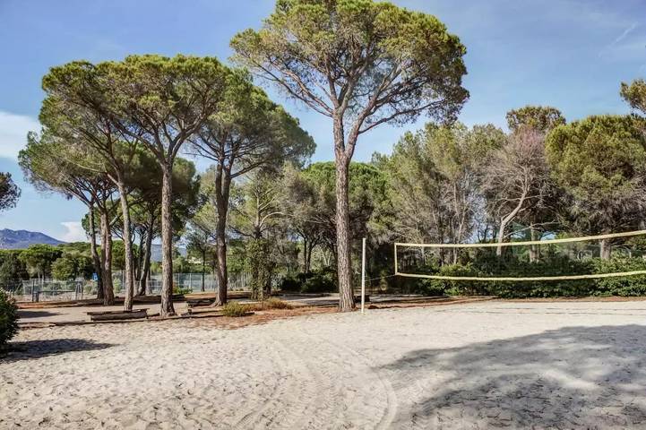 Location de vacances pour 8 personnes, avec piscine et vue ainsi que jardin et terrasse dans Golf et Tennis Club de Valescure - 3