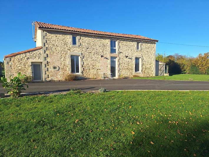 Location de vacances pour 15 personnes, avec Terrasse et Jardin ainsi que Piscine et Vue à La Petite-Boissière