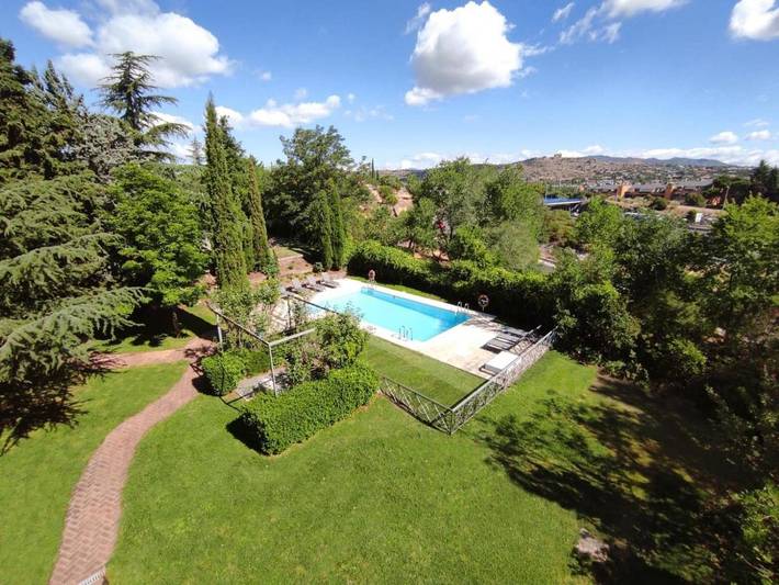 Hotel para 2 personas, con piscina además de vistas y jardín - 1