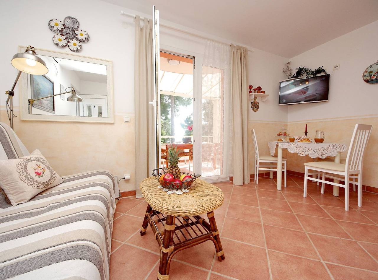 Ganze Wohnung, Seafront Apartments Deveron - One Bedroom Apartment with Balcony and Sea View in Zavala, Hvar