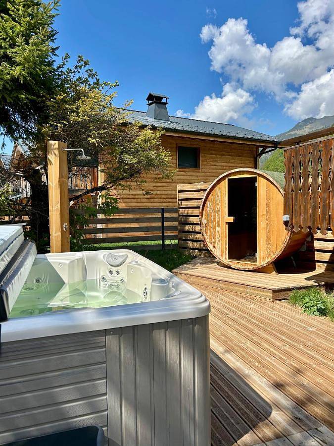 Chalet pour 10 personnes, avec terrasse ainsi que sauna et jacuzzi