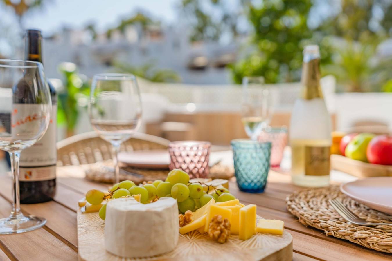 Entire apartment, Enjoy the private jacuzzi and the best Marbella beaches in Marbella East, Marbella