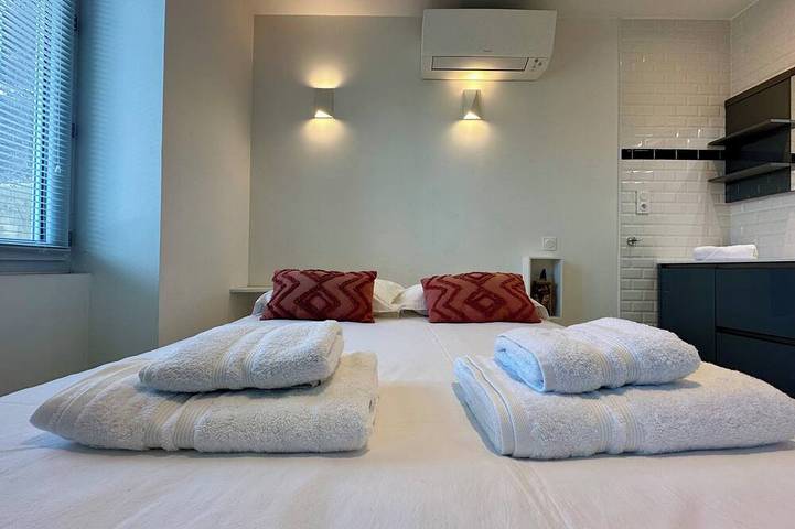 Appartement entier, Casa Blum #3 - T2 climatisé avec terrasse, à 2 pas de la gare in Brive-la-Gaillarde, Région de Brive-la-Gaillarde