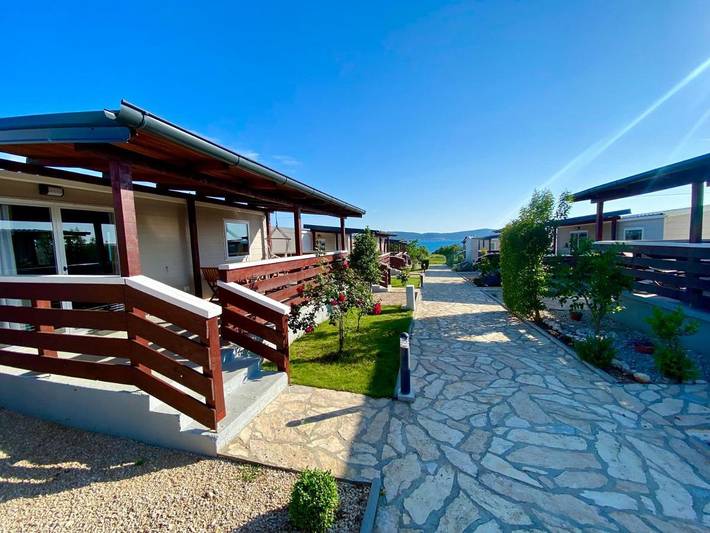 Camping voor 5 personen, with Balkon and Terras as well as Tuin and Uitzicht in Biograd na Moru