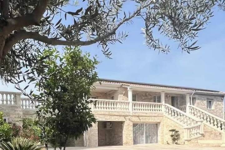 Villa pour 28 personnes, avec Jacuzzi ainsi que Jardin et Sauna