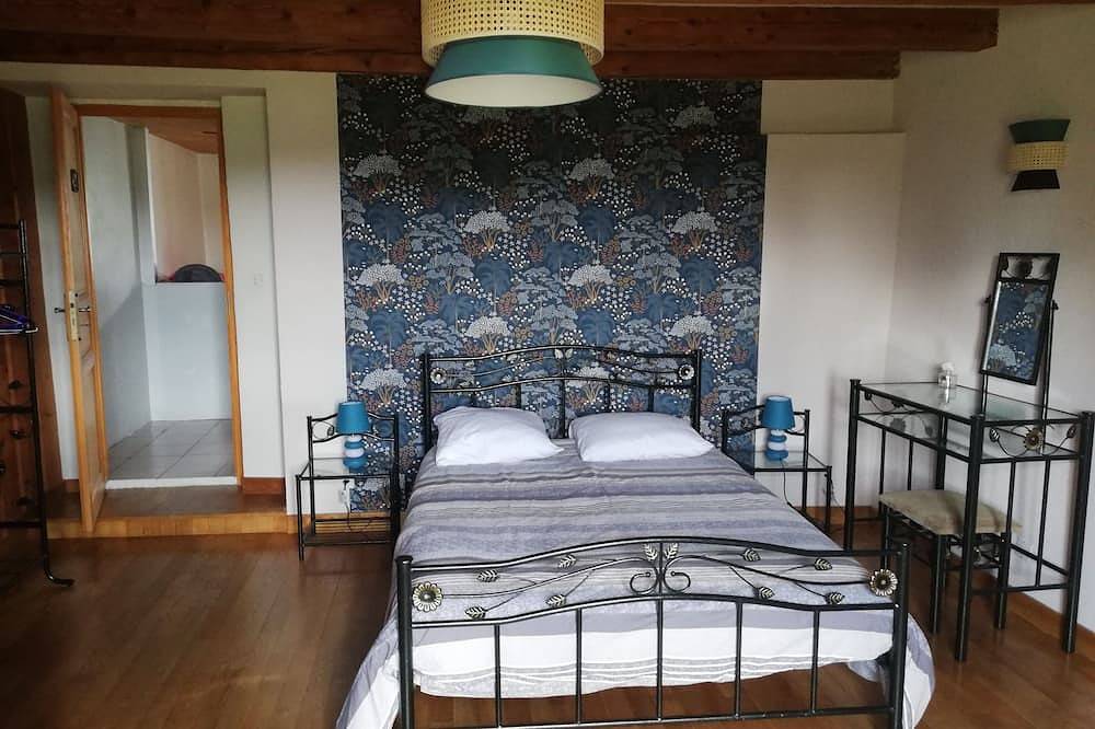 Entire apartment, Accommodation located at 1000 meters in the countryside in Longchaumois, Parc naturel régional du Haut-Jura