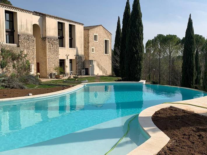 Location de vacances pour 2 personnes, avec Balcon et Terrasse ainsi que Jardin et Piscine à Saint-Clément-de-Rivière