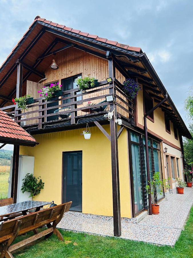 Gîte pour 16 personnes, avec vue sur le lac et vue ainsi que piscine et jardin, animaux acceptés