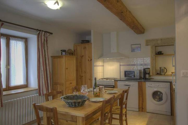 Gîte pour 6 personnes, avec jardin à Chazey-sur-Ain - 2