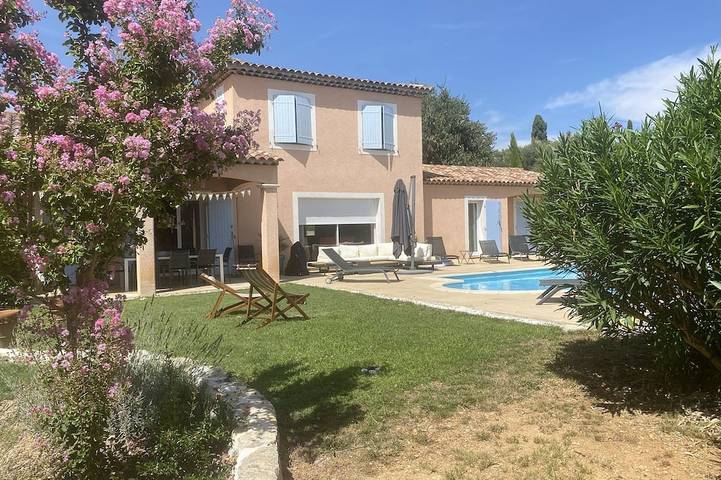 Villa con piscina tranquila mientras está cerca del centro de la ciudad. in Lorgues, Region de Draguignan