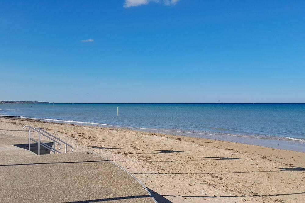 Appartement entier, F2 à 300 mètre de la plage, tous commerces à proximité. in Bernières-sur-Mer, Région de Caen