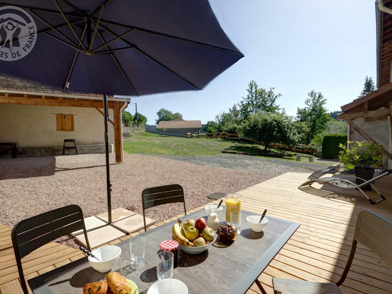 Gîte confortable avec jardin et terrasse privée in Champoly, Région de Roanne