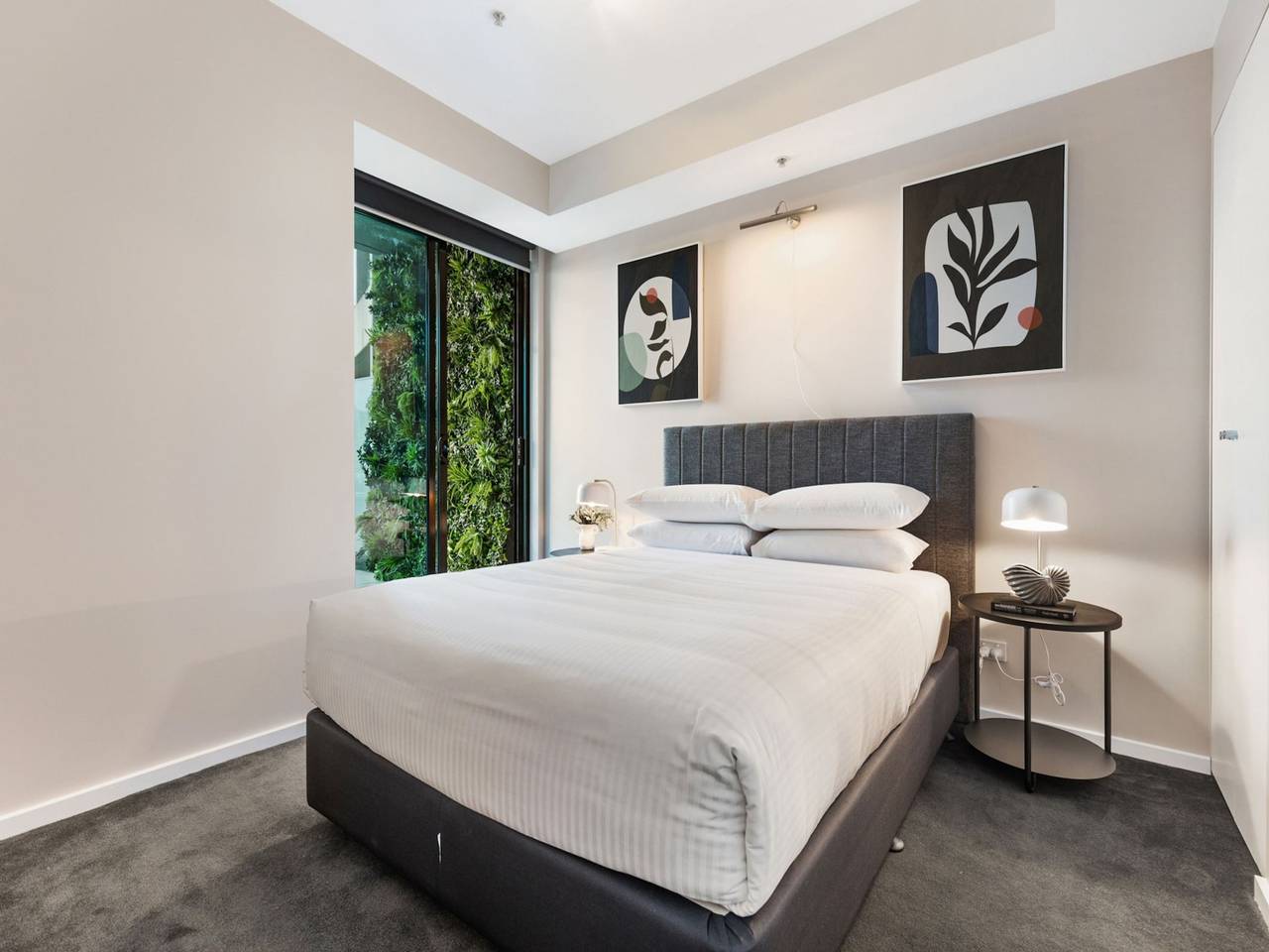 Entire apartment, Impeccably Chic 2-Bed With Views & Fab Amenities in Docklands, Melbourne