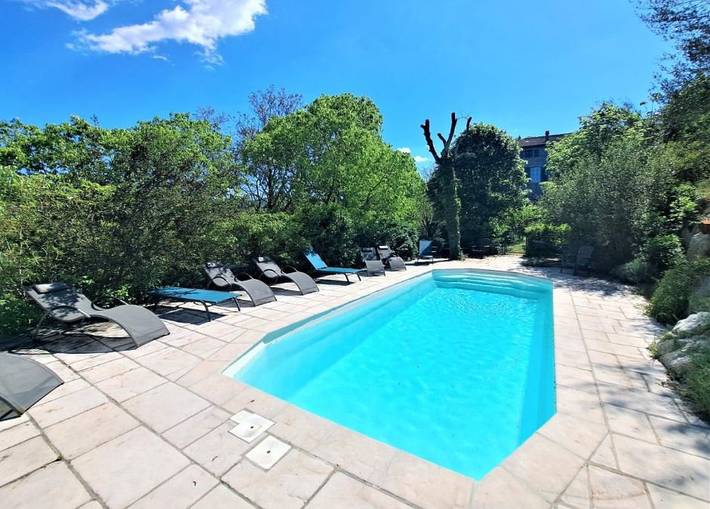 Gîte pour 4 personnes, avec piscine ainsi que jardin et terrasse
