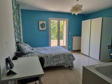 Gîte pour 2 personnes, avec jardin et piscine ainsi que terrasse et vue, animaux acceptés à Saint-Michel-l'Observatoire