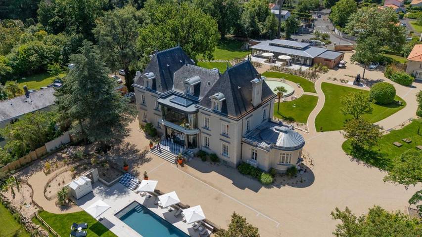 Hôtel pour 2 personnes, avec Jacuzzi et Terrasse ainsi que Jardin et Piscine à Vertou