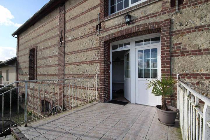 Gîte pour 6 personnes, avec jardin à Manéglise