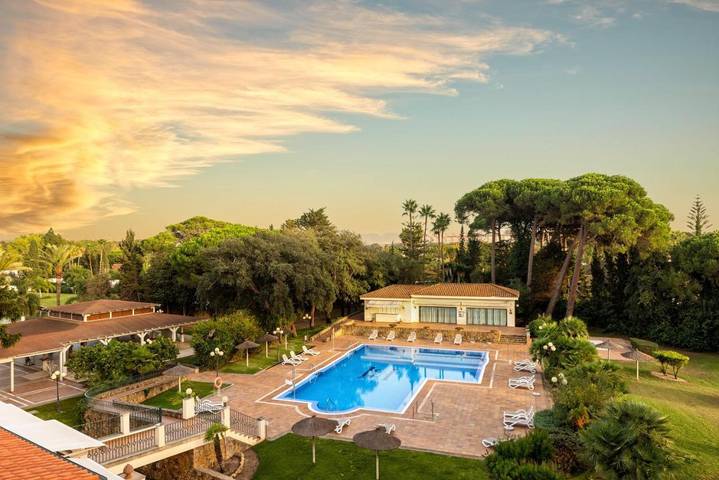 Hôtel pour 3 personnes, avec sauna ainsi que jardin et piscine, animaux acceptés