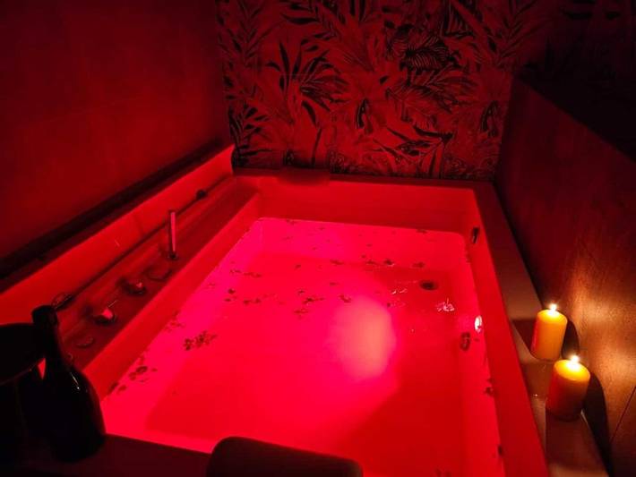 Casas e apartamentos de temporada para 5 pessoas, com Jacuzzi e Terraço e ainda Jardim and Piscina em Padula