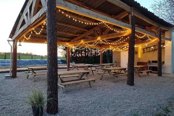 Gîte pour 50 personnes, avec terrasse et jardin à Bellon