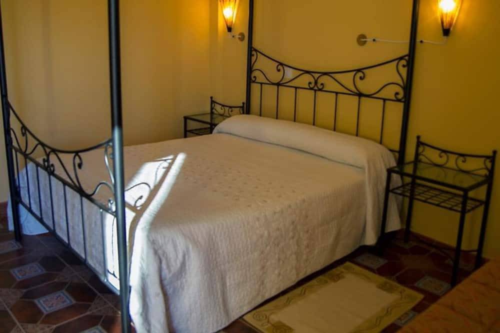 Conjunto Rural con piscina privada climatiazada, Wifi y patio con Bbq in Hueva, La Alcarria
