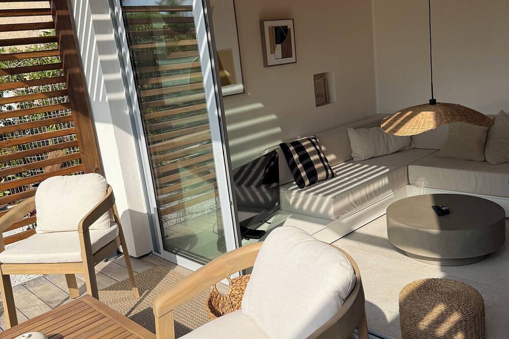 Exceptional property, 3 suites -50 m from beach. Entire property: villa Hyères, France in La Capte, Hyeres
