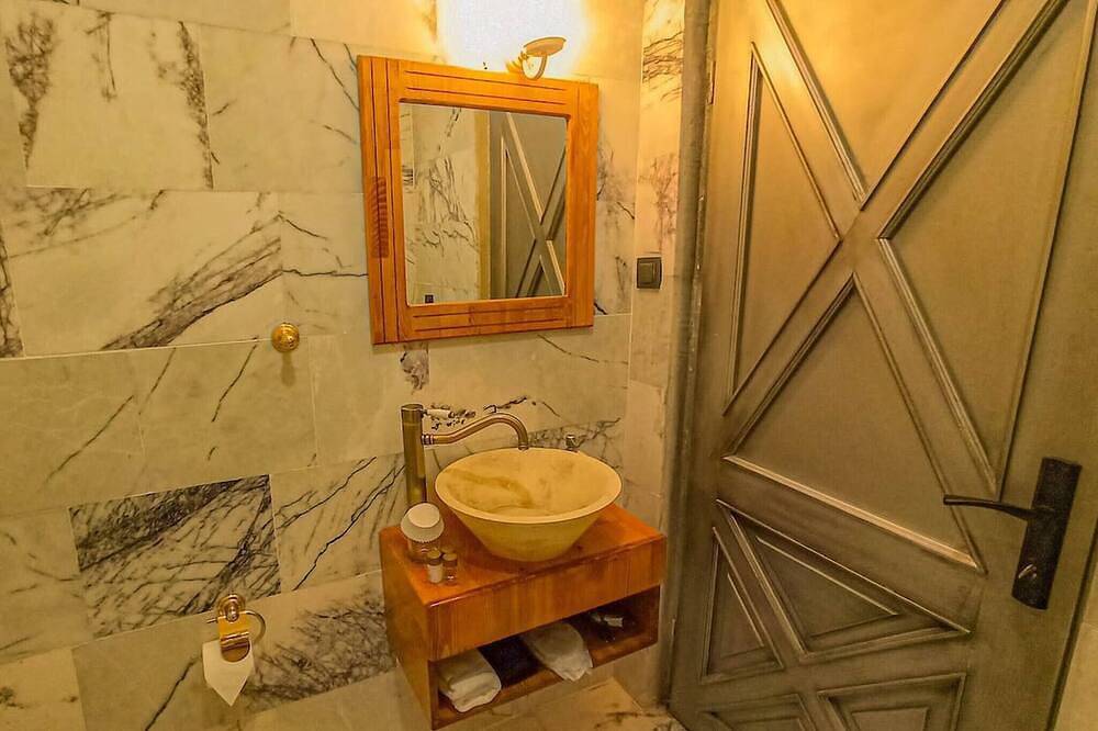 Chambre De La Tour De L'Horloge 1901 — Spacieuse, lumineuse et confortable avec une mer imprenable in Izmir, Égée turque