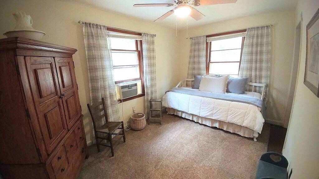 Gemütliches Wiesenhäuschen erwartet Sie. in Blue Ridge Parkway, Buncombe County