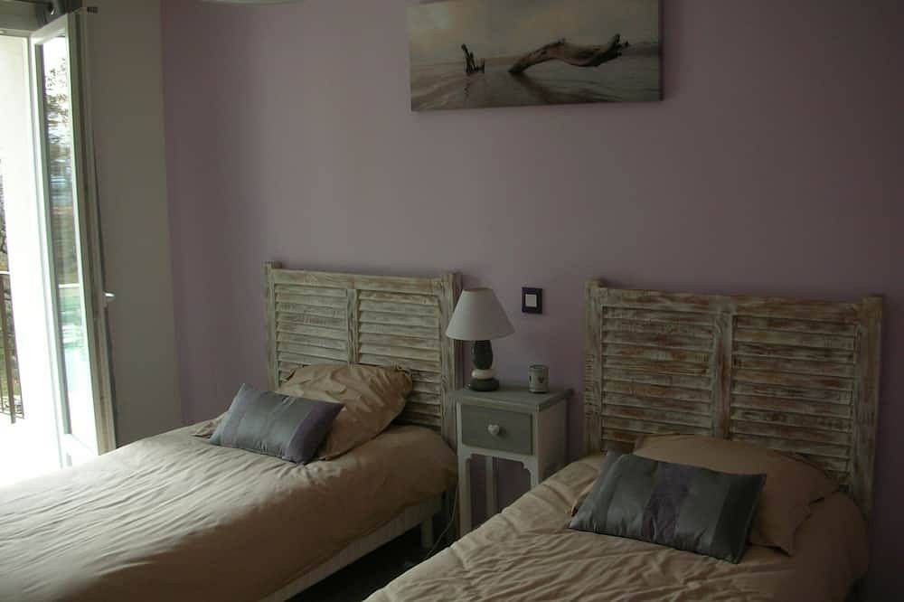 New air-conditioned house, swimming pool, Wifi, exceptional view of the Cévennes. in Barjac, Alès region