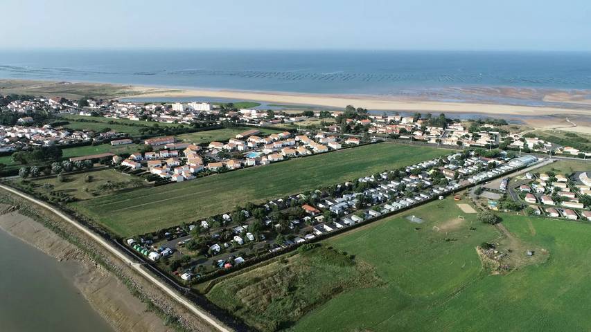 Camping pour 4 personnes, avec piscine et terrasse au Parc Naturel Régional du Marais poitevin - 2