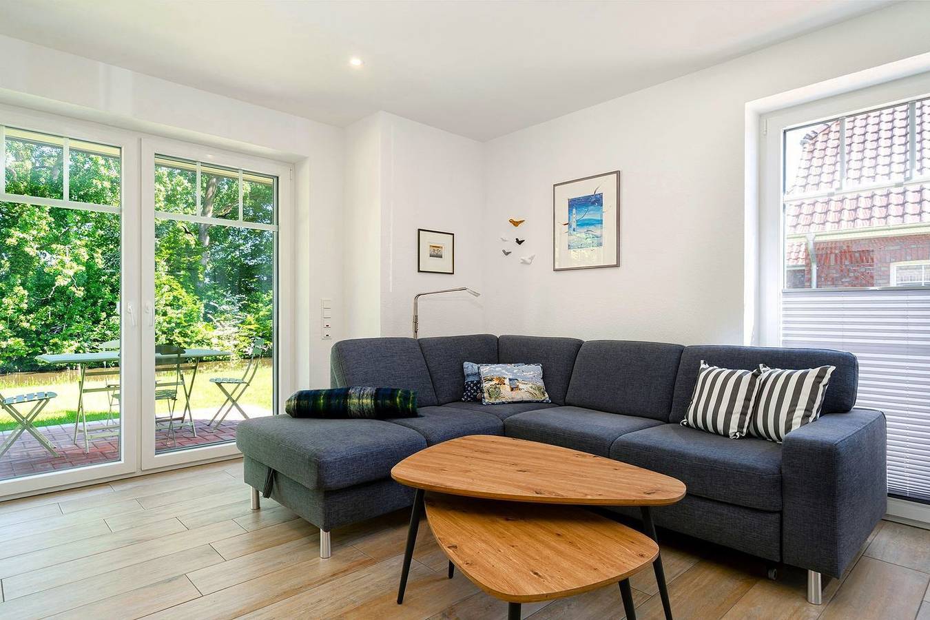Ganze Wohnung, Neue 72qm Ferienwohnung für 4 Personen mit Terrasse direkt am Wasser in Krummhörn, Landkreis Aurich