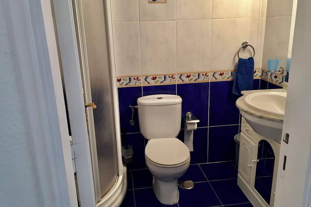 2 Bed Hotel Apt. Sleeps 3/4, Five minutes walk to Beach, Shops & Restaurants in Playa Puerto Colón, Adeje