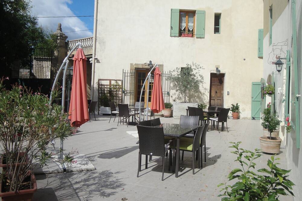 Ganze Wohnung, Appartement in Mas Xviiiè  3 Km von Uzès, sichergestelltes geheiztes Schwimmbad in Montaren-et-Saint-Médiers, Nimes und Umgebung