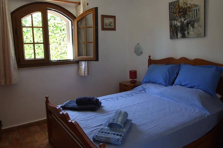 Villa registrada y con licencia, aire acondicionado, piscina privada y climatizada. Zona tranquila in Quelfes, Ria Formosa