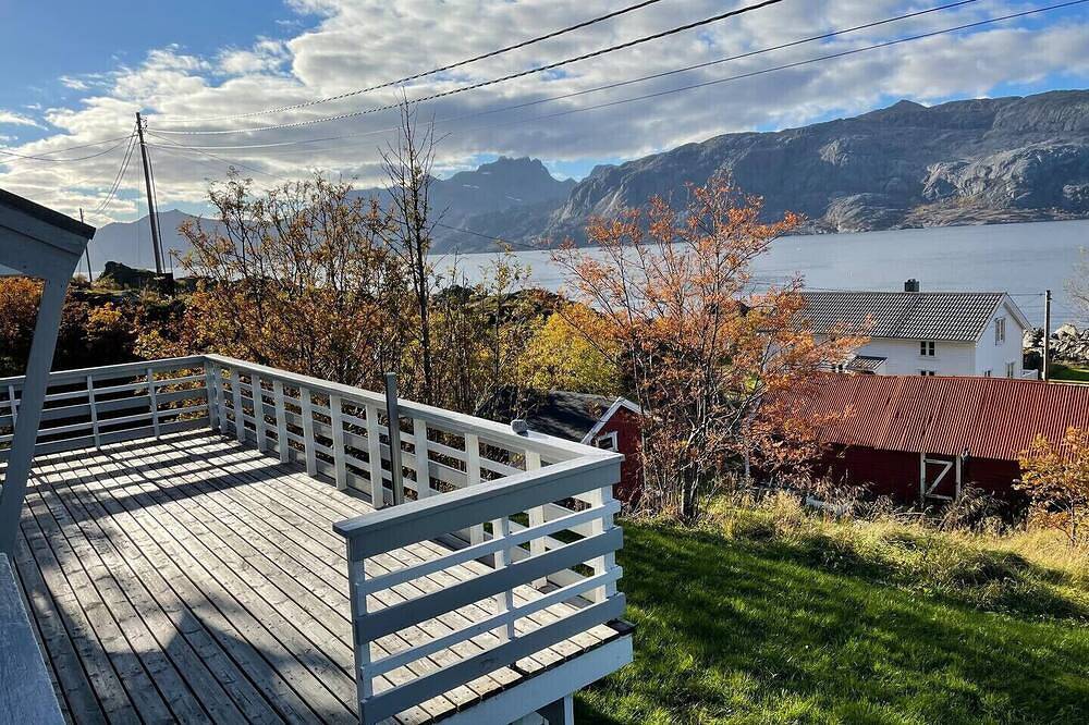 Vettinghytta, close to the sea with amazing view. in Vestvågøy