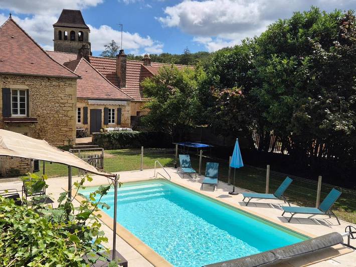 Location de vacances pour 10 personnes, avec jardin ainsi que vue et piscine, adapté aux familles à Prats-du-Périgord