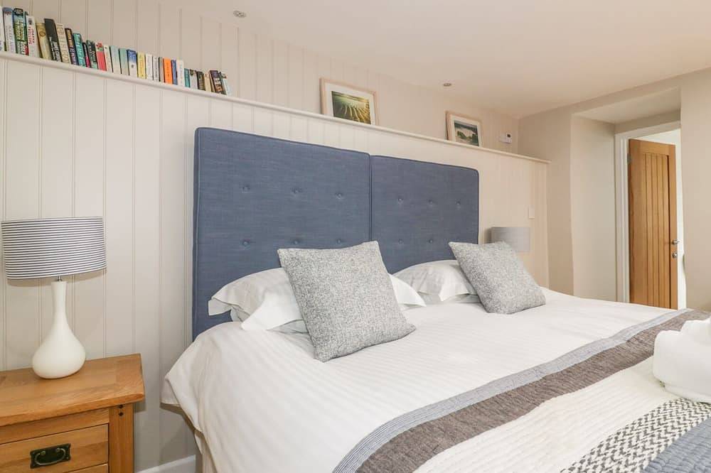 The Bolthole, pet friendly, with open fire in Crantock in Crantock, Cornwall