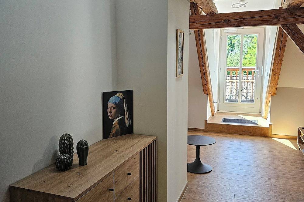 Ganze Wohnung, Neue, gemütliche Ferienwohnung im Dachgeschoss mit Schlafempore, Nähe Ammersee in Windach, Ammersee