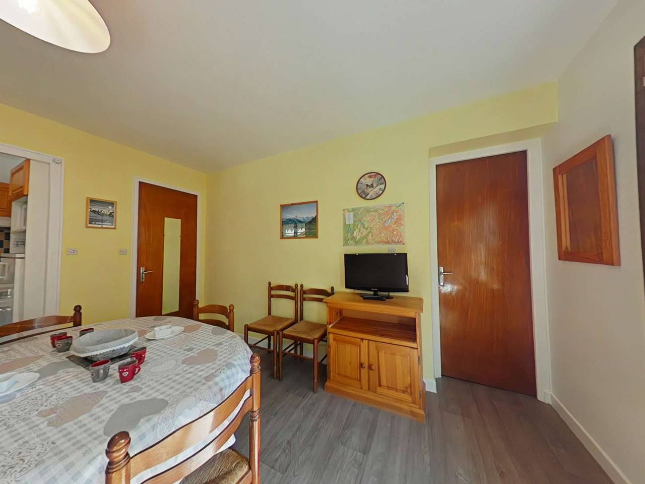 Entire apartment, Spacious 2-Room Apt for 6 in Central Grand Bornand, Close to Shops and Cable Cars in Le Grand-Bornand, Annecy region