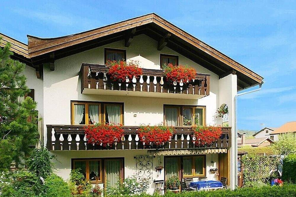 Ganze Wohnung, 3-Zimmer-Ferienwohnung ruhig, zentral, familienfreundlich. Haustiere willkommen in Mittenwald, Bayerische Alpen