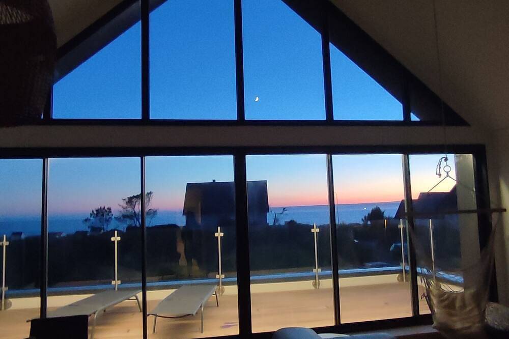 Villa with sea view and cabanes de Gouville, 80m from the beach. in Gouville-sur-Mer, Coutances
