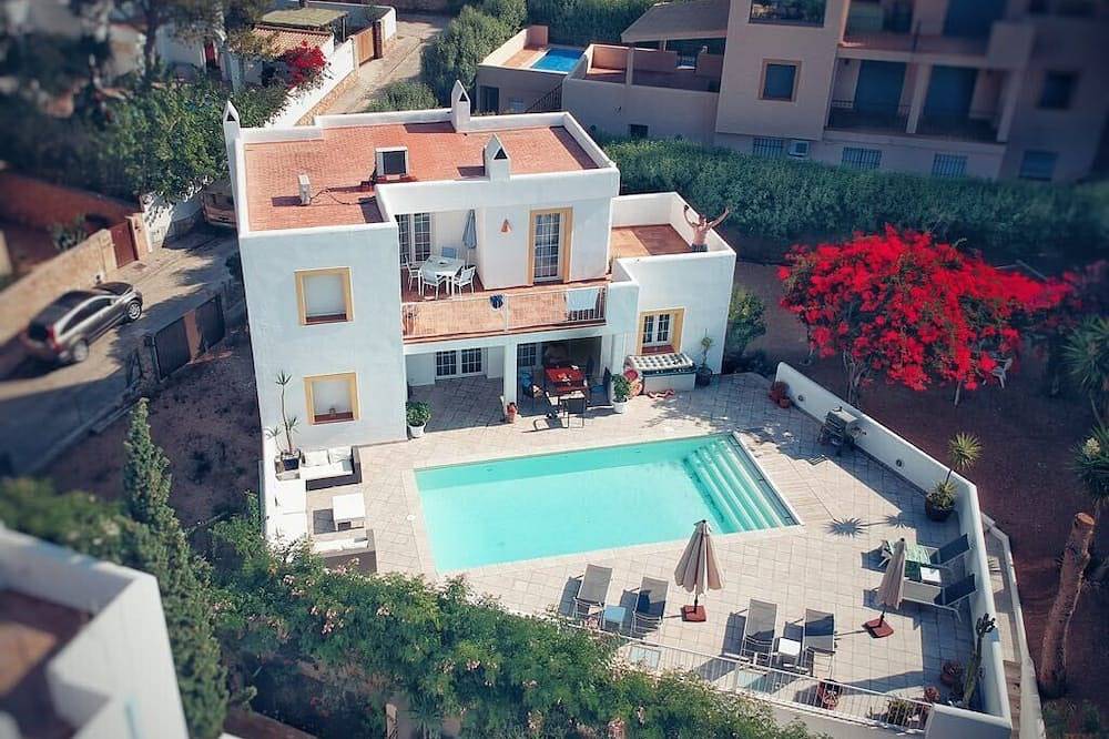 Villa with private pool and sea view from 1st floor, 5 mins walk to beach in Cala Vedella, Sant Josep de sa Talaia