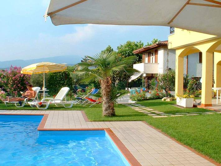 Location de vacances pour 4 personnes, avec piscine ainsi que terrasse et jardin à Lazise - 3