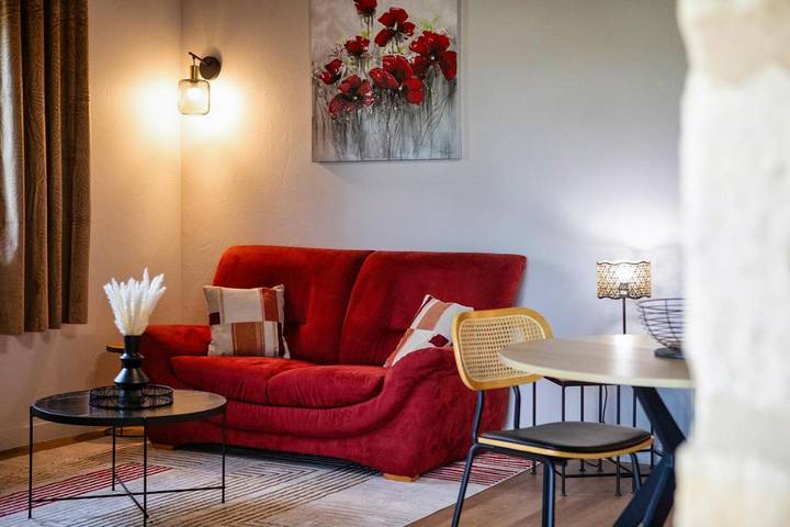 Location de vacances pour 2 personnes, avec vue et jardin ainsi que piscine et terrasse, animaux acceptés à Bosset - 3
