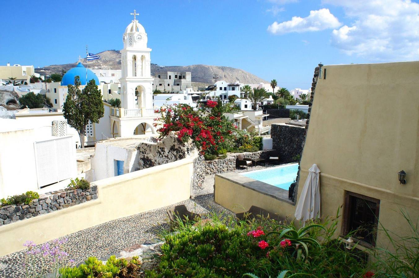 Prachtvolles Herrenhaus mit Terrasse, riesigem Hof und Infinity-Pool über den Dächern der Stadt in Megalochori, Santorin