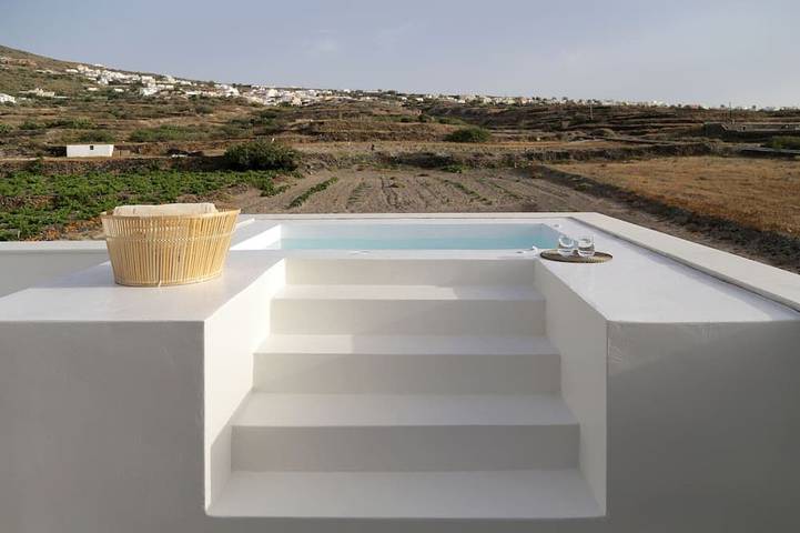 Vacation rental for 5 people, with balcony and hot tub as well as yard in Santorini